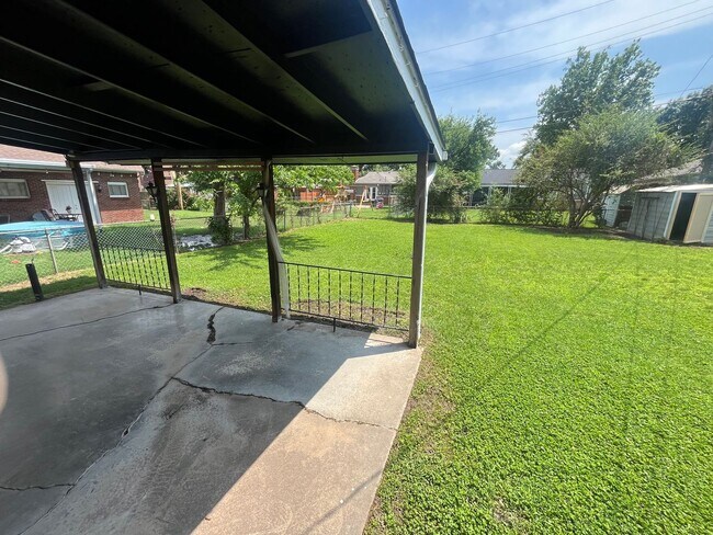 Building Photo - Midtown bungalow, beautiful hard wood floors, lots of natural light.
