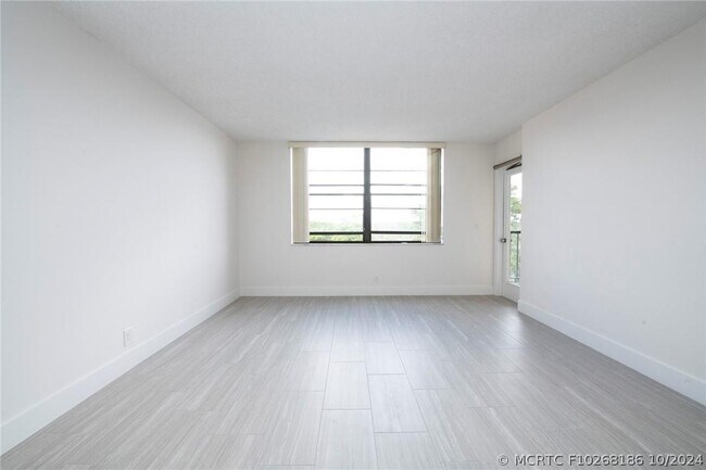 Building Photo - 3900 N Hills Dr