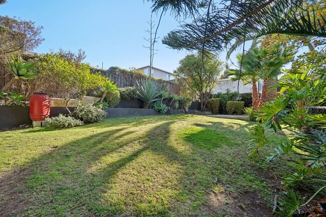 Building Photo - 1044 Manzanita St