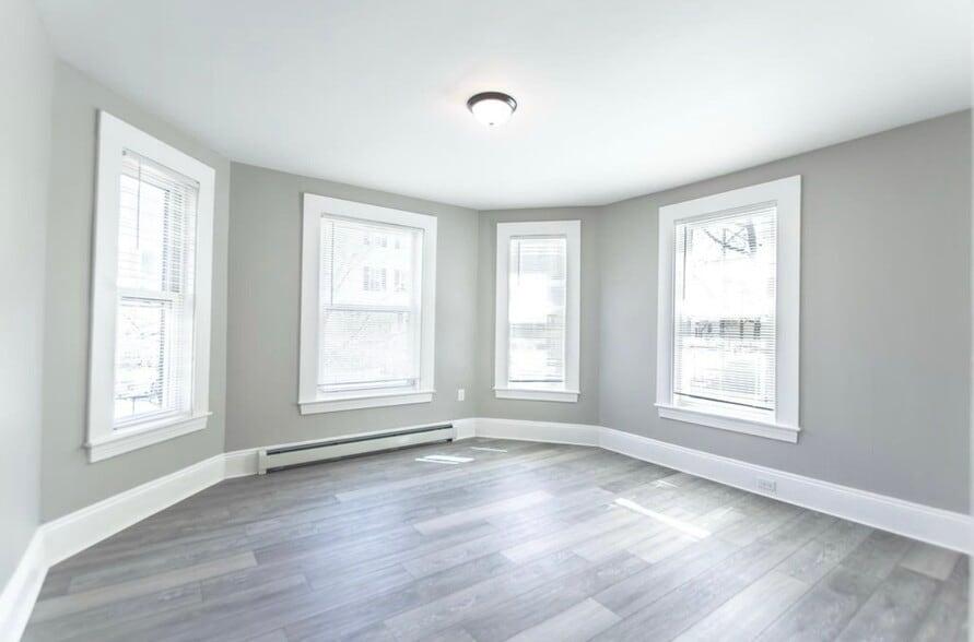 Building Photo - 562 Dubuque St