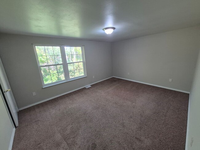 Building Photo - 705 Highland Trce