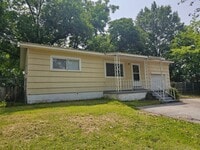 Building Photo - Don't Miss this 2 bedroom with Garage, Lar...