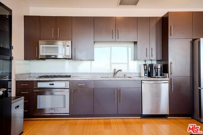 Building Photo - 1100 Wilshire Blvd