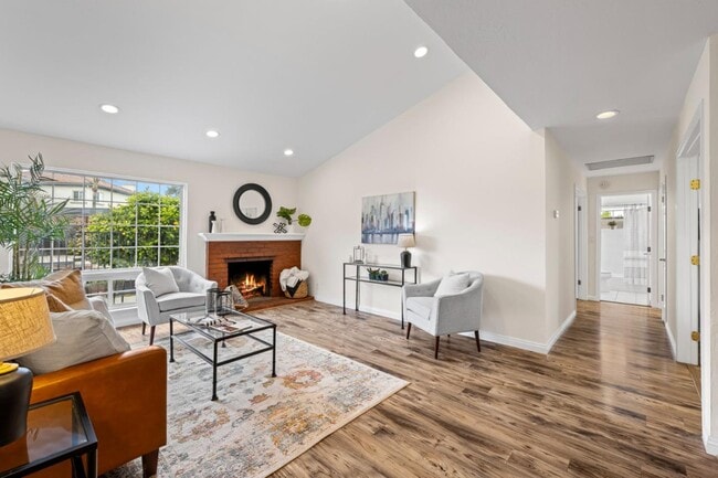 Building Photo - 464 Edelweiss Dr