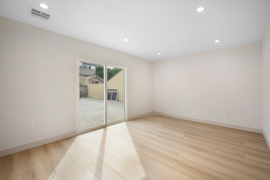 Building Photo - 918 University Ave