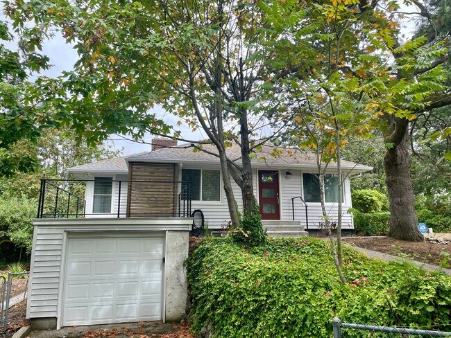Building Photo - 7605 Sunset Cir W