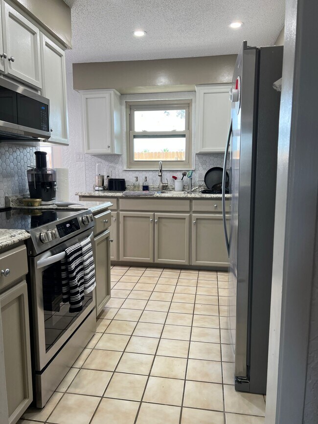 Building Photo - 6725 Meadowbreeze Pky