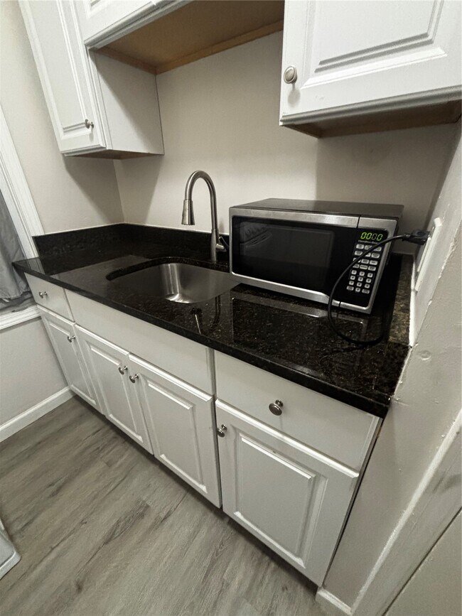 Building Photo - 4025 Hydraulic Ave