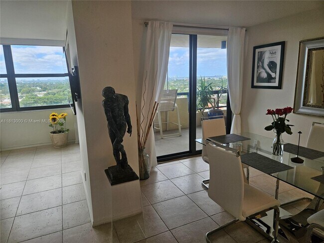 Building Photo - 2555 Collins Ave