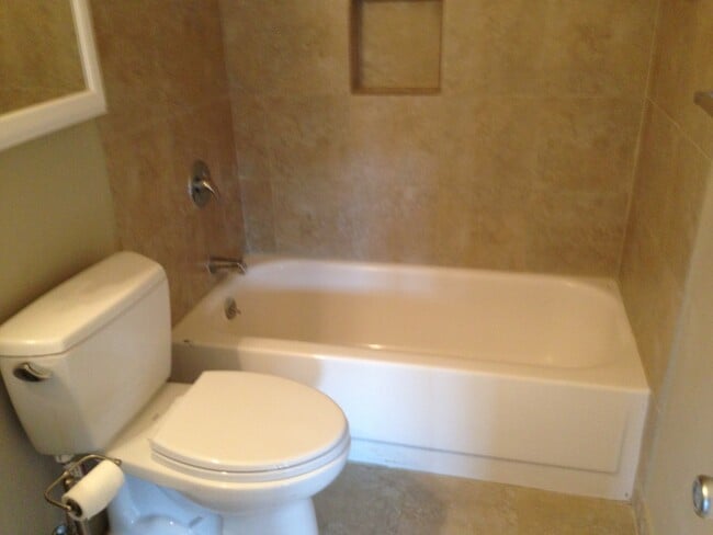 Building Photo - Upper 2 bed on Belmont! Hardwood floors, granite counters, tile in shower! All dogs welcome!