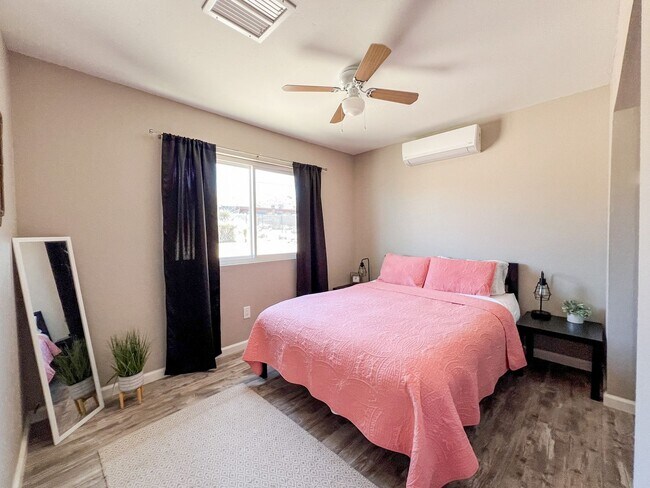 Building Photo - Joshua Tree Home with Desert Views