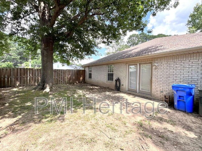 Building Photo - 886 N Daisy Ln
