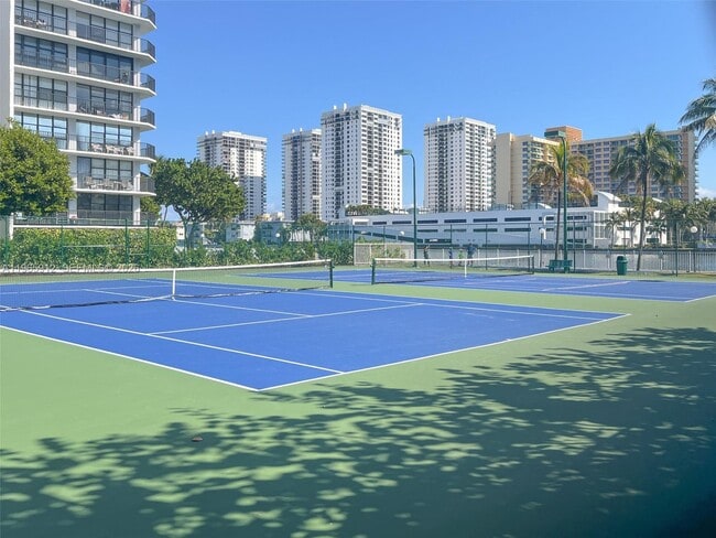 Building Photo - 800 Parkview Dr