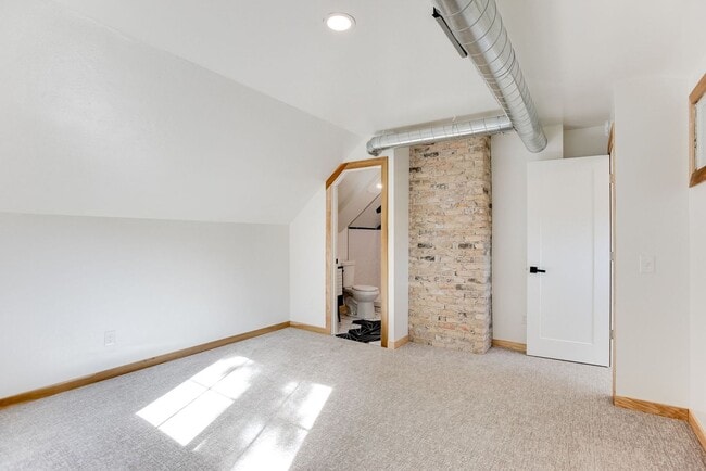 Building Photo - Amazing 2 bedroom, 2 bathroom 1,330 sf hom...