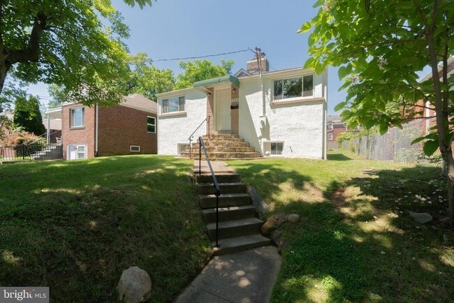 Primary Photo - 1226 N Taylor St