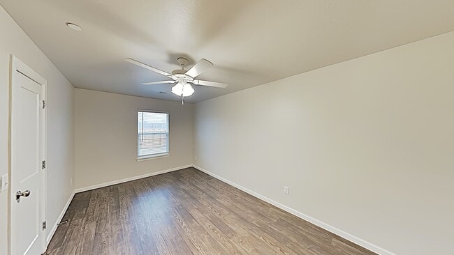 Building Photo - 2 Bedroom 1 Bath Duplex Close To Tinker AFB - Lawncare Included