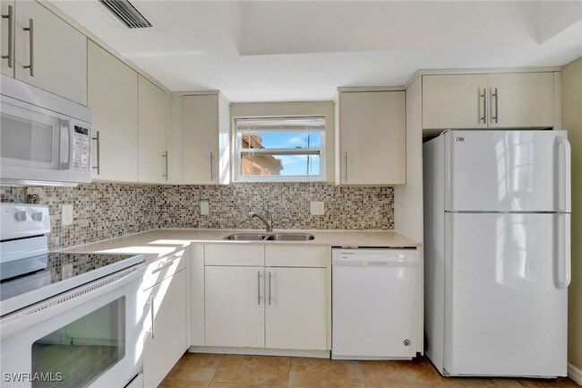 Building Photo - 714 111th Ave N