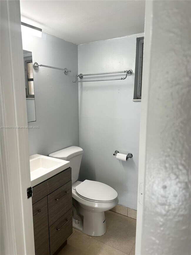 Building Photo - 8840 Fontainebleau Blvd