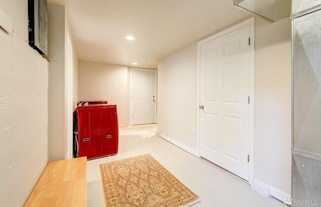 Building Photo - Serene Wedgwood home