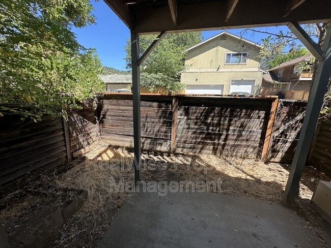 Building Photo - 415 NE Silverwood Pl