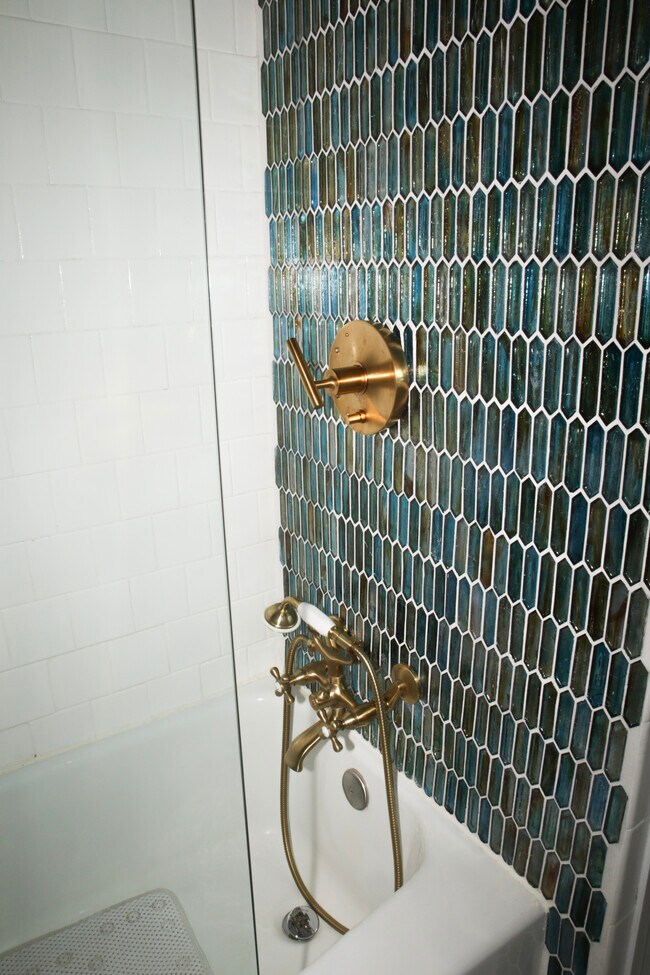 Bathroom 1 - IMG 1 - 8 Richdale Ave