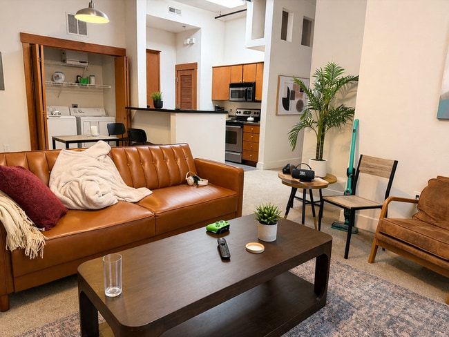 Building Photo - 10 W 10th St