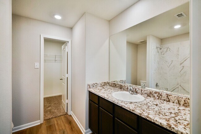 Building Photo - Move-In Ready Home with Spacious Layout and Great Location!