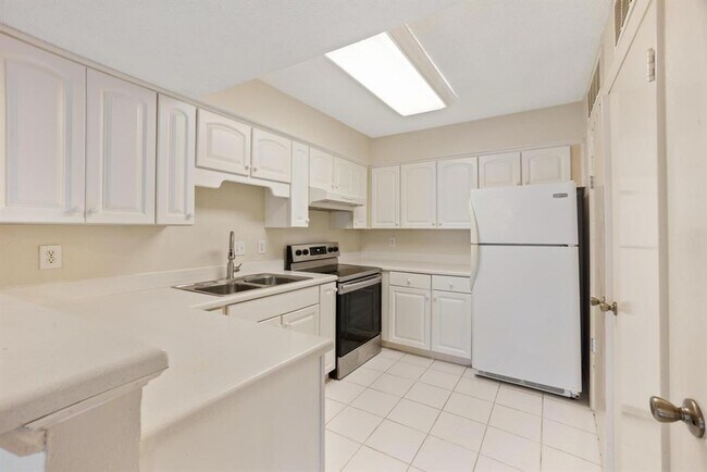 Building Photo - 10555 Turtlewood Ct