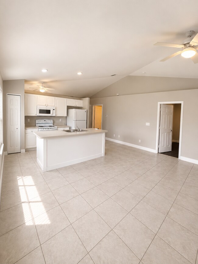 Building Photo - 2/2 + Den Available Now!