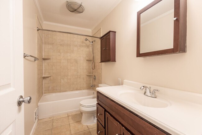 Building Photo - Beautiful 3 BR/2.5 BA Townhome in Millersv...