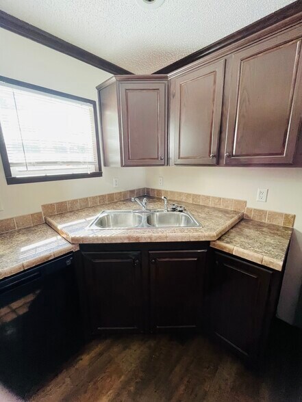 Building Photo - 15621 Pine Ridge Dr