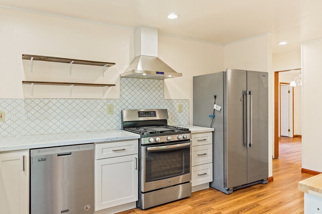 Building Photo - 2319 N 145th St