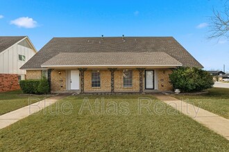 Building Photo - 702 Skyline Dr