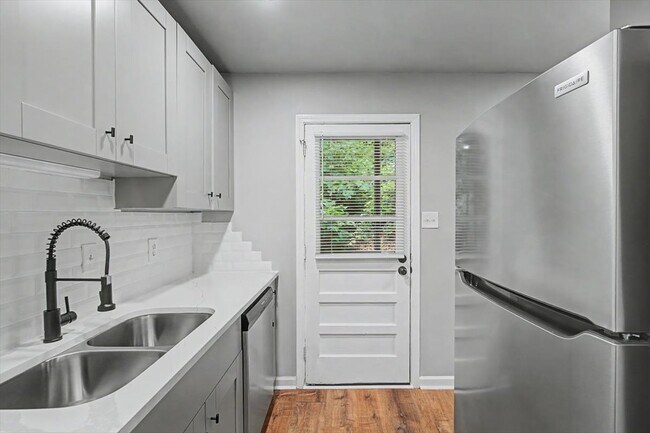 Building Photo - 2430 Coosawattee Dr NE