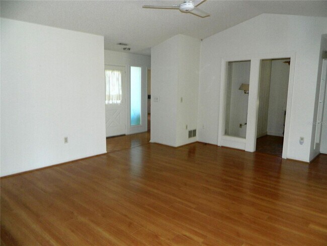 Building Photo - Home on the golf course