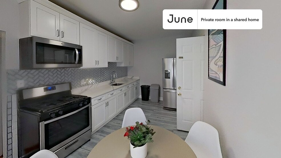 Building Photo - Private bedroom in 3 bed/1 bath Home