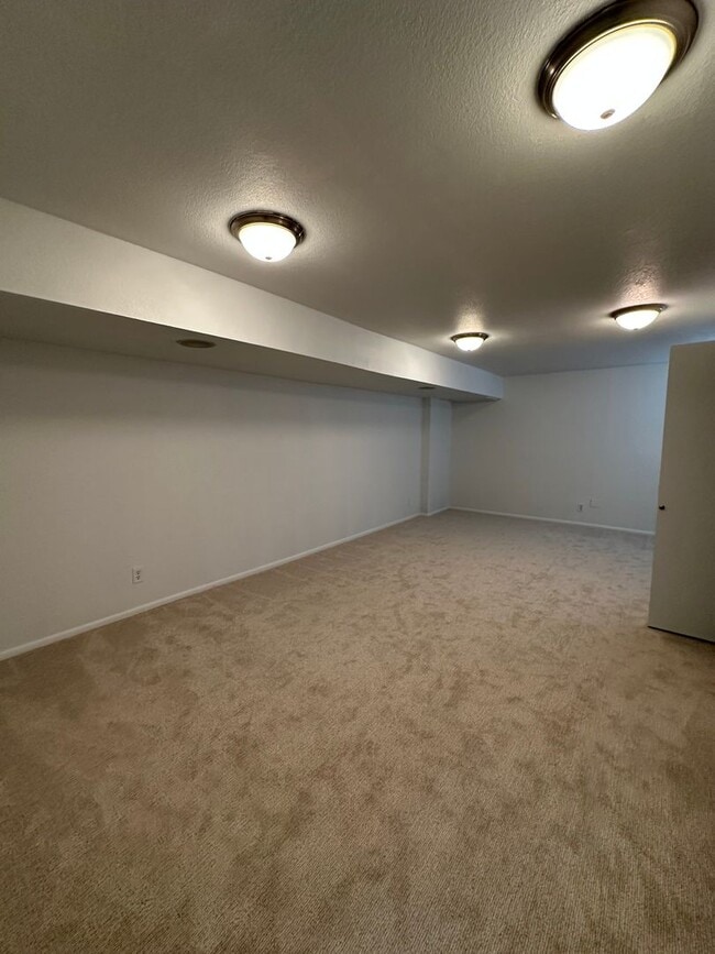 Building Photo - 2 Bedroom, 2 1/2 Bathroom Townhome located near hospitals and colleges!