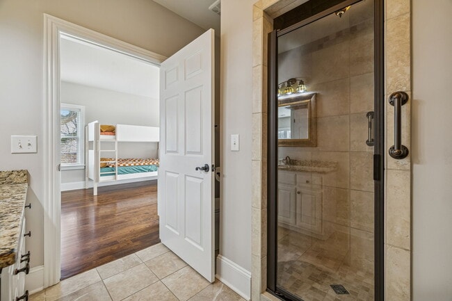 Building Photo - 594 Lake Haven Dr