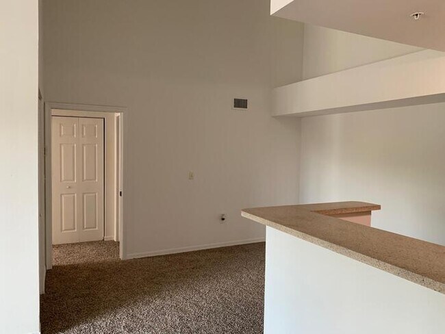 Building Photo - Cozi, breezy condo unit.