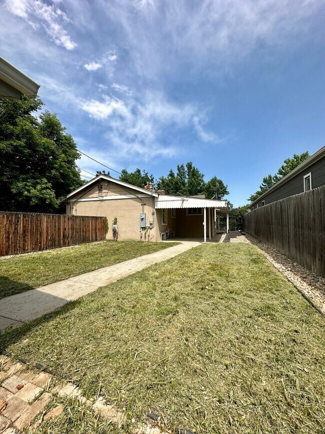 Building Photo - 2 Bedroom 1 Bath Duplex Available Mid Augu...