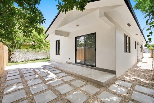 Building Photo - 3461 SW 24th St