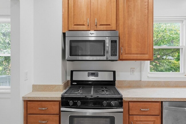 Building Photo - CHEVIOT: Charming 4 bed 2.5 bath 1 car detached garage