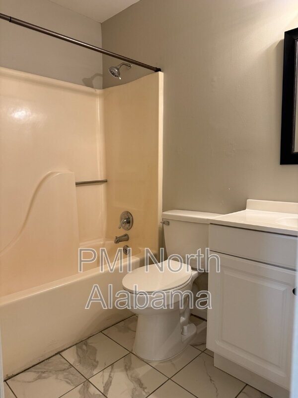 Building Photo - 4988 7 Pine Cir