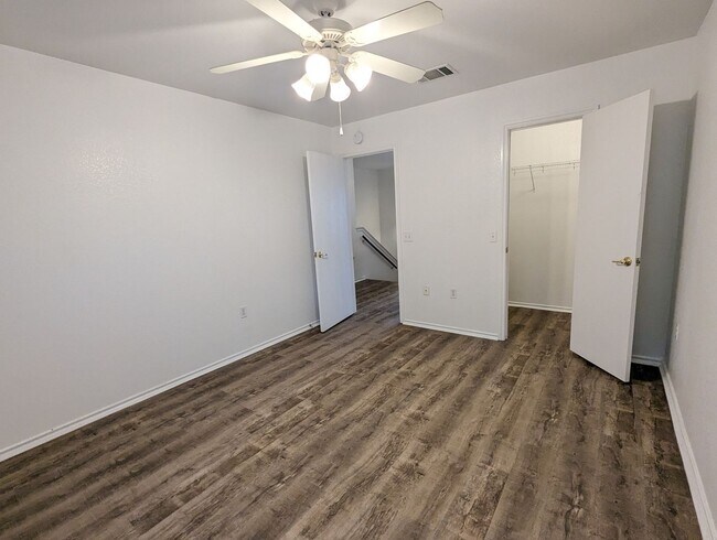 Building Photo - 3 Bed / 2 Bath Home with Private Backyard