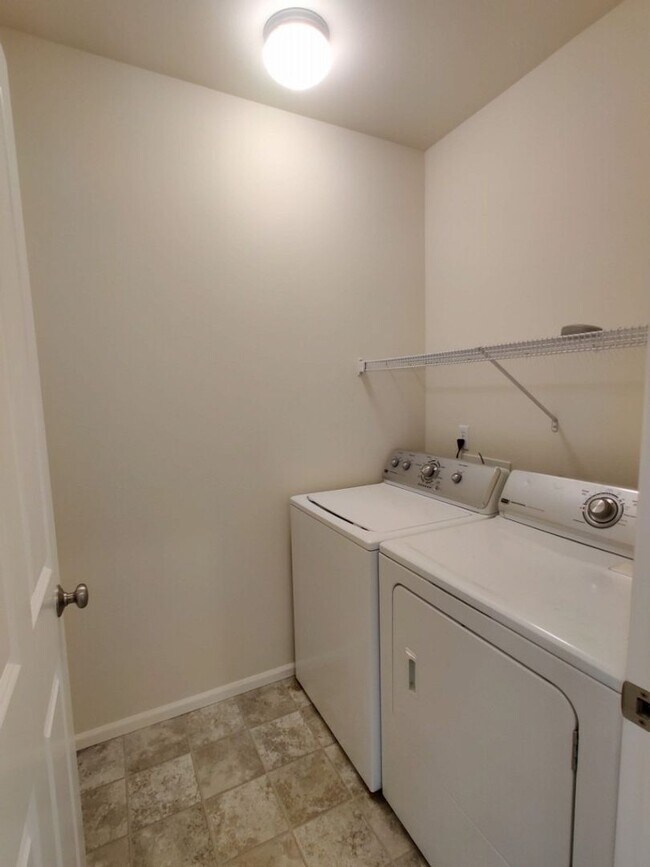Building Photo - PENDING APPLICATION; Townhome w/ New Paint
