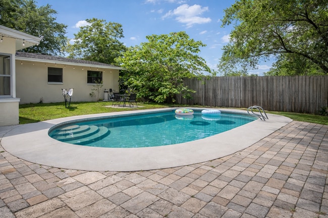 Building Photo - 2233 La Valle Dr