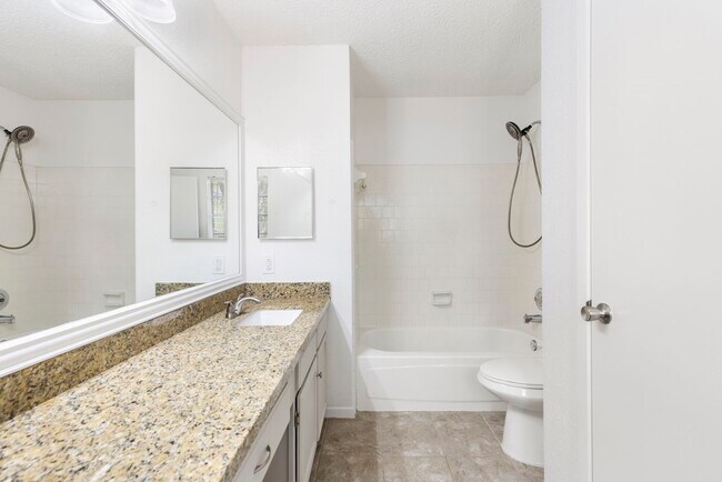 Building Photo - 10 Rockridge Ct