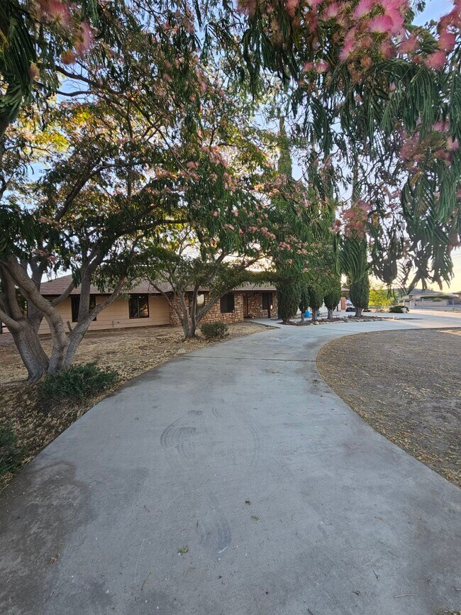 Building Photo - 7742 Oxford Ave