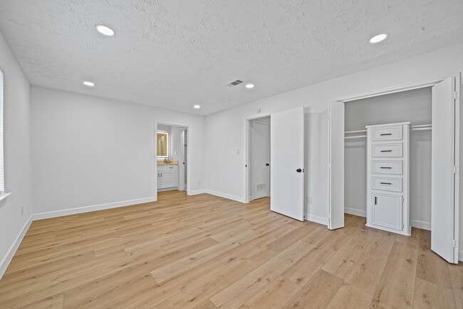 Building Photo - 8726 Wilcrest Dr