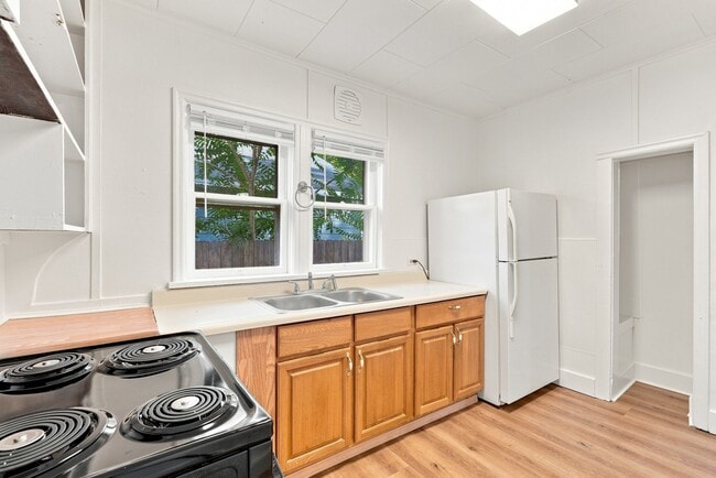 Building Photo - 527 W Shannon Ave
